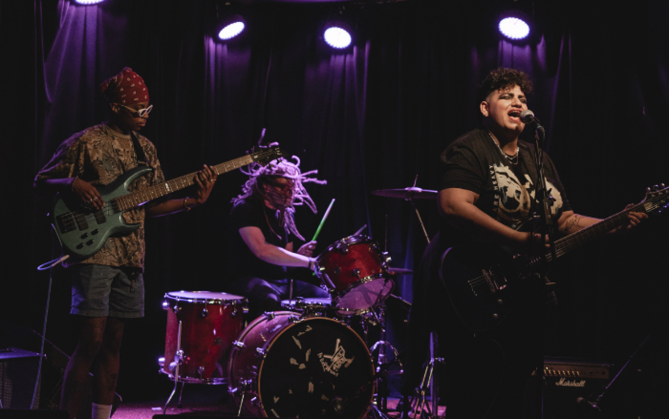 Live performance photo of Soy Celesté playing music