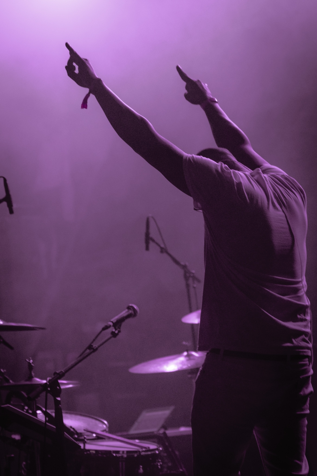 Eric from INTHEWHALE throws up his horns in honor of the set and the crowd